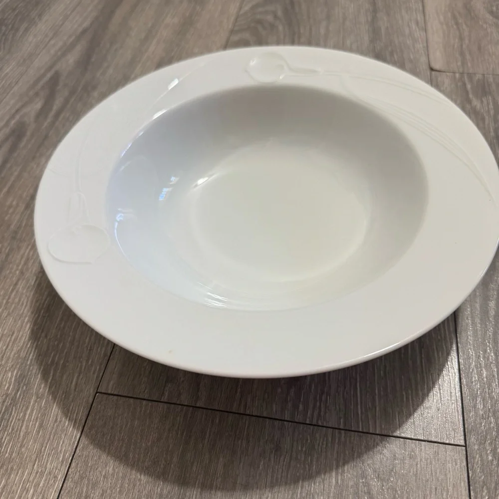 Vintage Mikasa White Classic Fair Dinnerware Large Bowl Embossed Calla Lilies‎